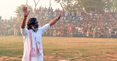 Image of Hemant Soren addressing supporters after winning.