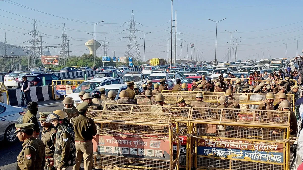 Traffic congestion on Delhi roads due to Republic Day parade rehearsals with vehicles stuck in heavy traffic.