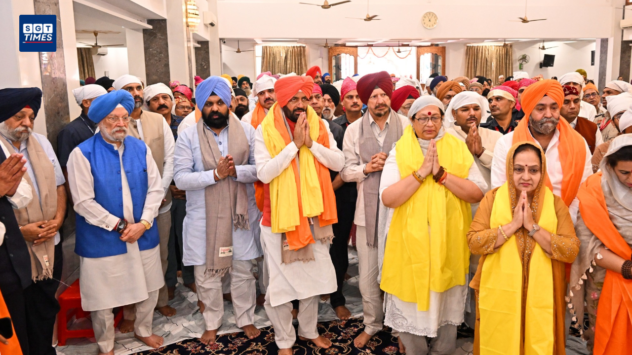 Haryana CM Nayab Singh Saini and Union Minister Hardeep Singh Puri welcoming the Charan Suhave Guru Charan Yatra at Sri Guru Darbar Sahib Gurudwara, Faridabad.