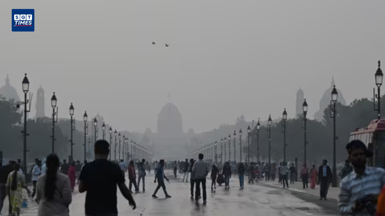 Dense smog covering Delhi roads as AQI nears severe levels.