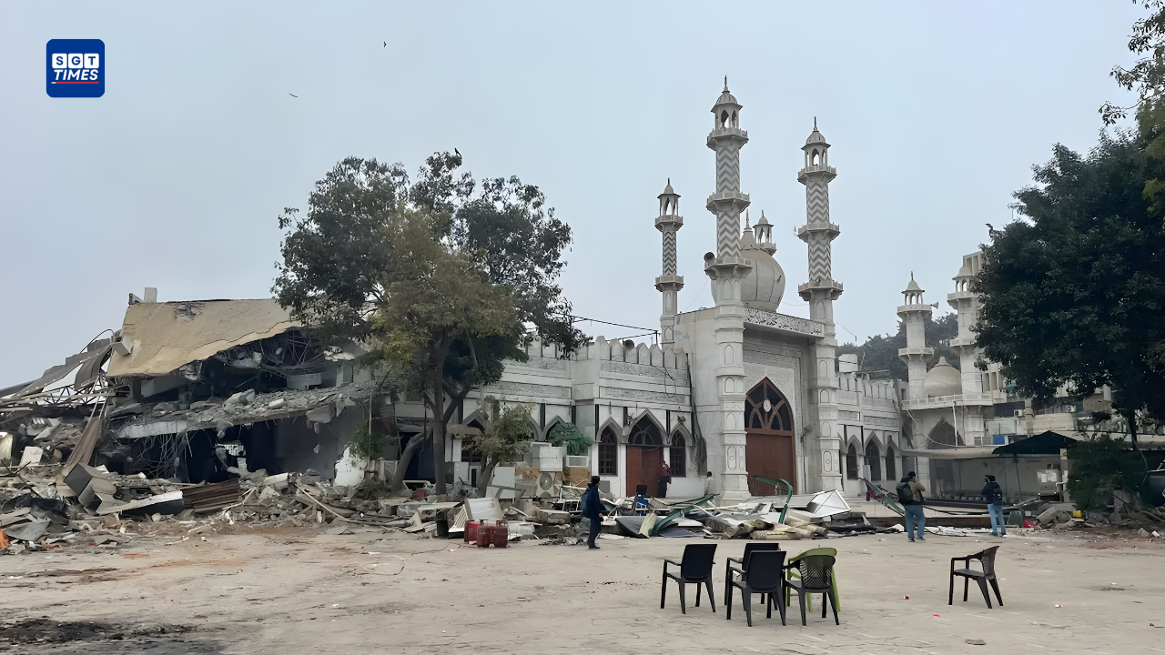 Police personnel injured during stone pelting amid MCD demolition drive near Syed Faiz Elahi Mosque, Turkman Gate, Delhi.