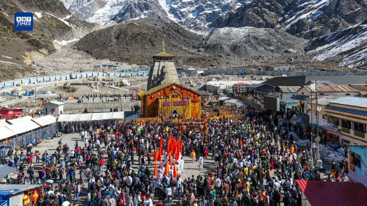 Kedarnath Temple decorated with flowers and Samb Sadashiv message at entrance