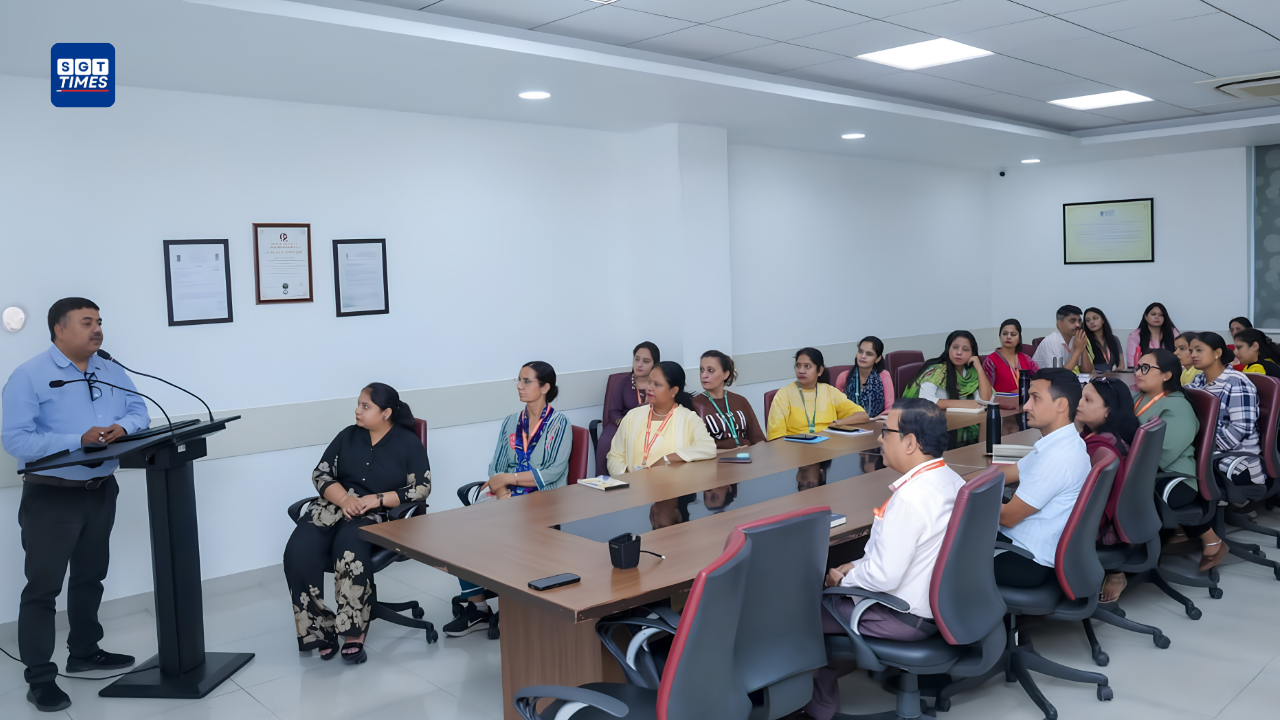 Mr. Rajesh Thacker addressing students and faculty during the AI in Financial Planning workshop at SGT University.