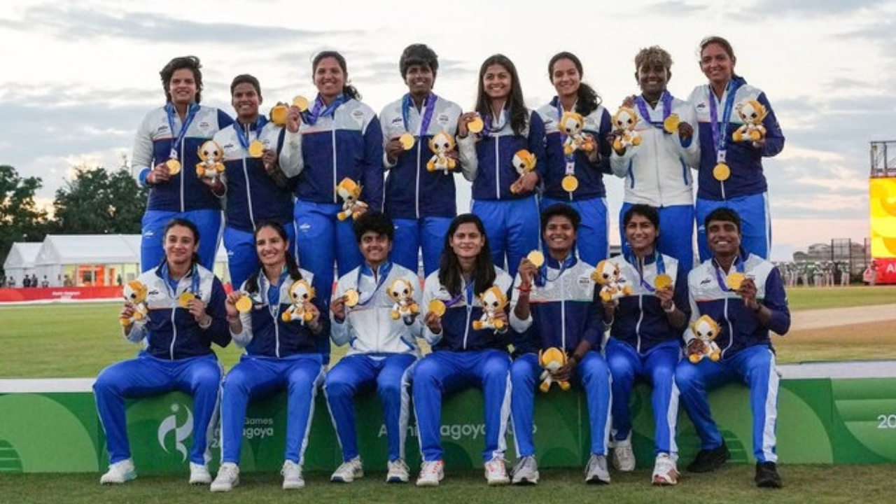 Indian women’s cricket team celebrating after winning the Asian Games 2026 gold medal against Sri Lanka.